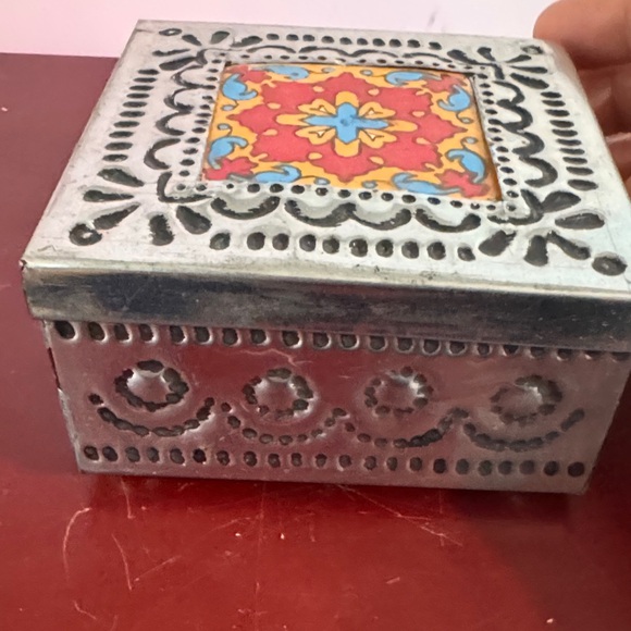 handcrafted Mexican tin jewelry box with a handpainted Talavera ceramic tile - Picture 8 of 10